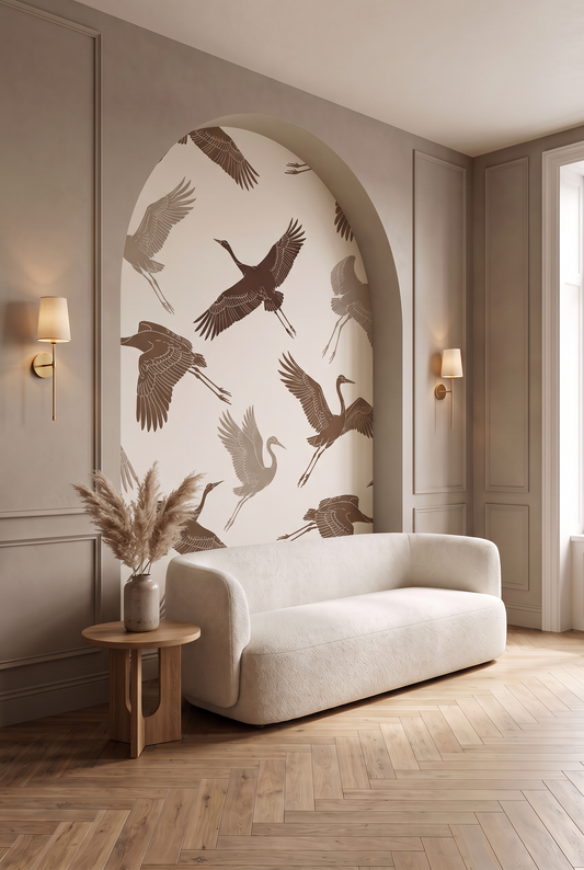 : Kraanvogel behang in een boognis achter een witte bank in een Japandi woonkamer