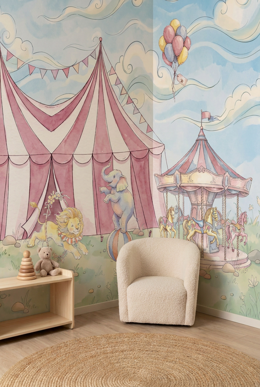 Behang Circus met roze circustent en carrousel op kinderkamermuur achter fauteuil